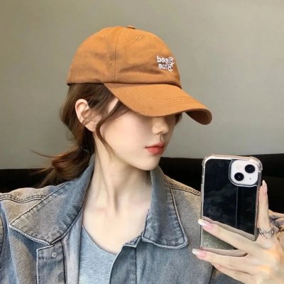 穿一只红鞋的男人